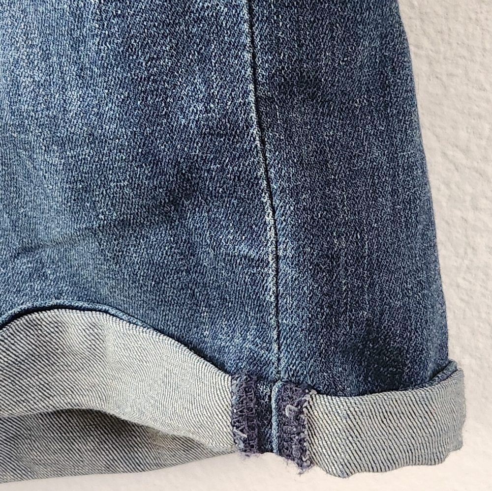 Levi's Jean Shorts Women's Mid Length Blue Medium Wash Denim 4" Size 33 NWT - Picture 3 of 10